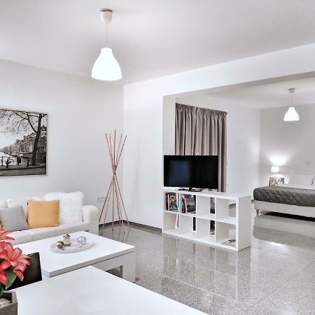 Budget Semi Basement By Verde Apartments Athènes Extérieur photo